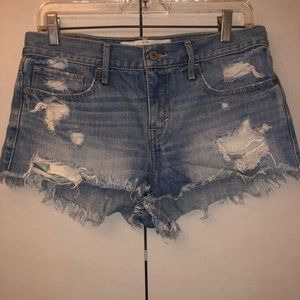 The perfect Abercrombie jean short! Size 6 W28